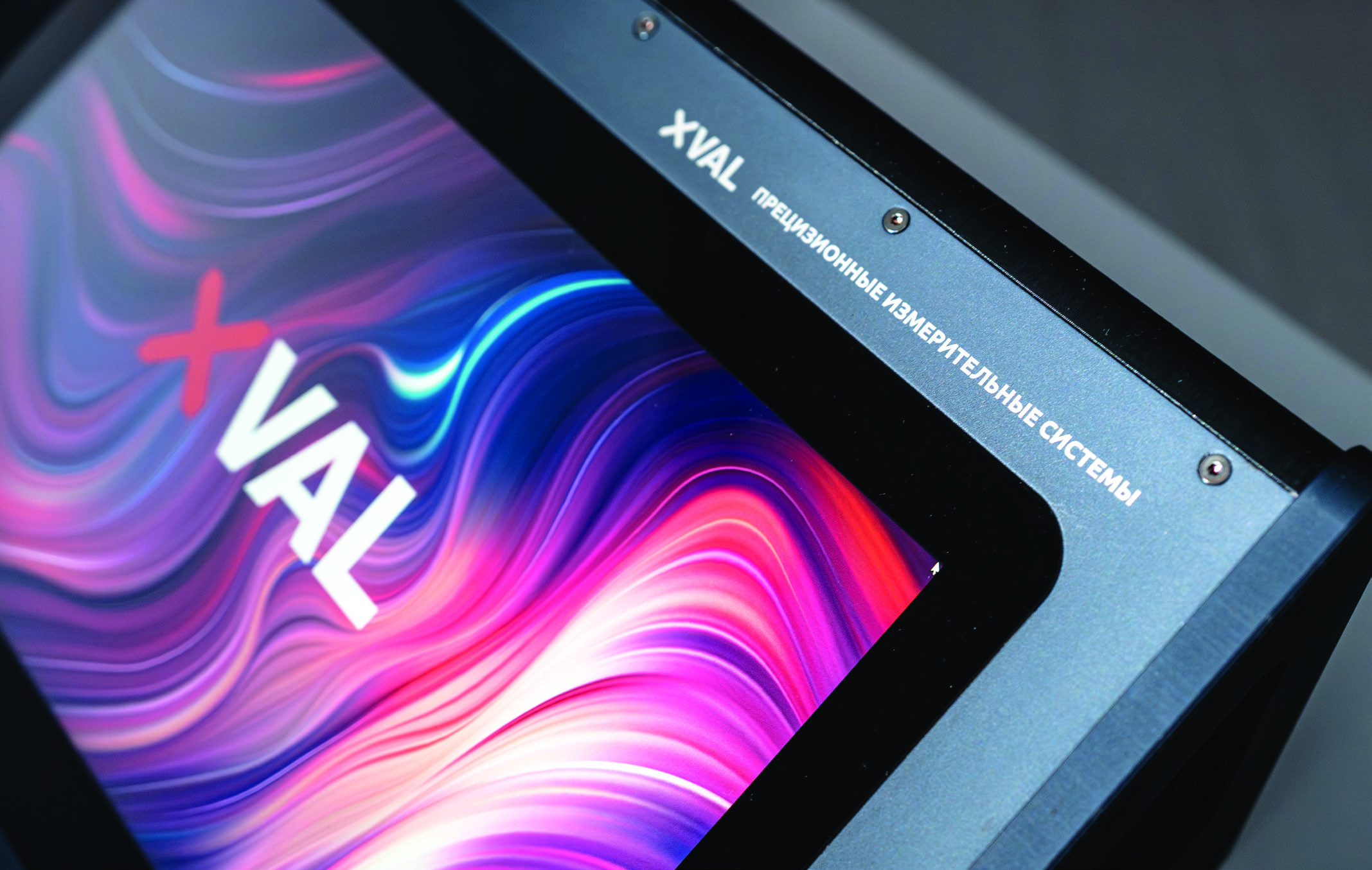 X-VAL, экран и корпус крупным планом